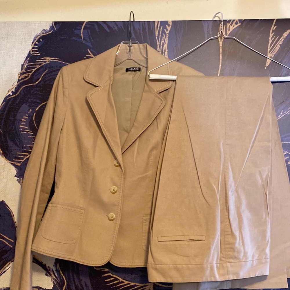 Tall 33.5 Tahari summer linen suit. Beautiful light tan